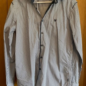 Randig herrskjorta stl.M - Blå/vit randig herrskjorta i fint skick, lite stretchig i tyget 