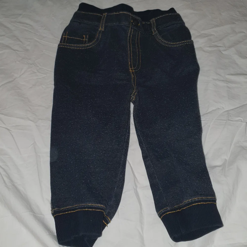 Mjukisbyxor som liknar jeans, storlek 86. Rensar på vinden, kommer lägga ut en hel del grejer. Kan skickas, då du betalar frakten.. Jeans & Byxor.