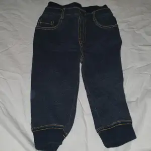 Mjukisbyxor som liknar jeans, storlek 86. Rensar på vinden, kommer lägga ut en hel del grejer. Kan skickas, då du betalar frakten.