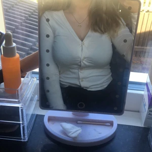 Beige långärmad tröja  - Jag säljer denna söta beige tröjan ifrån NA-KD, den är använd några gånger men fortfarande i bra skick, hör av er till mig om ni är intresserade, svarar så fort ja kan💗 Köparen står för frakten!