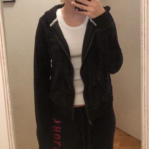 svart zip up - en svart zip up från hollister, den är superskön men får tyvärr ingen användning av den längre, köparen står för frakten 💕