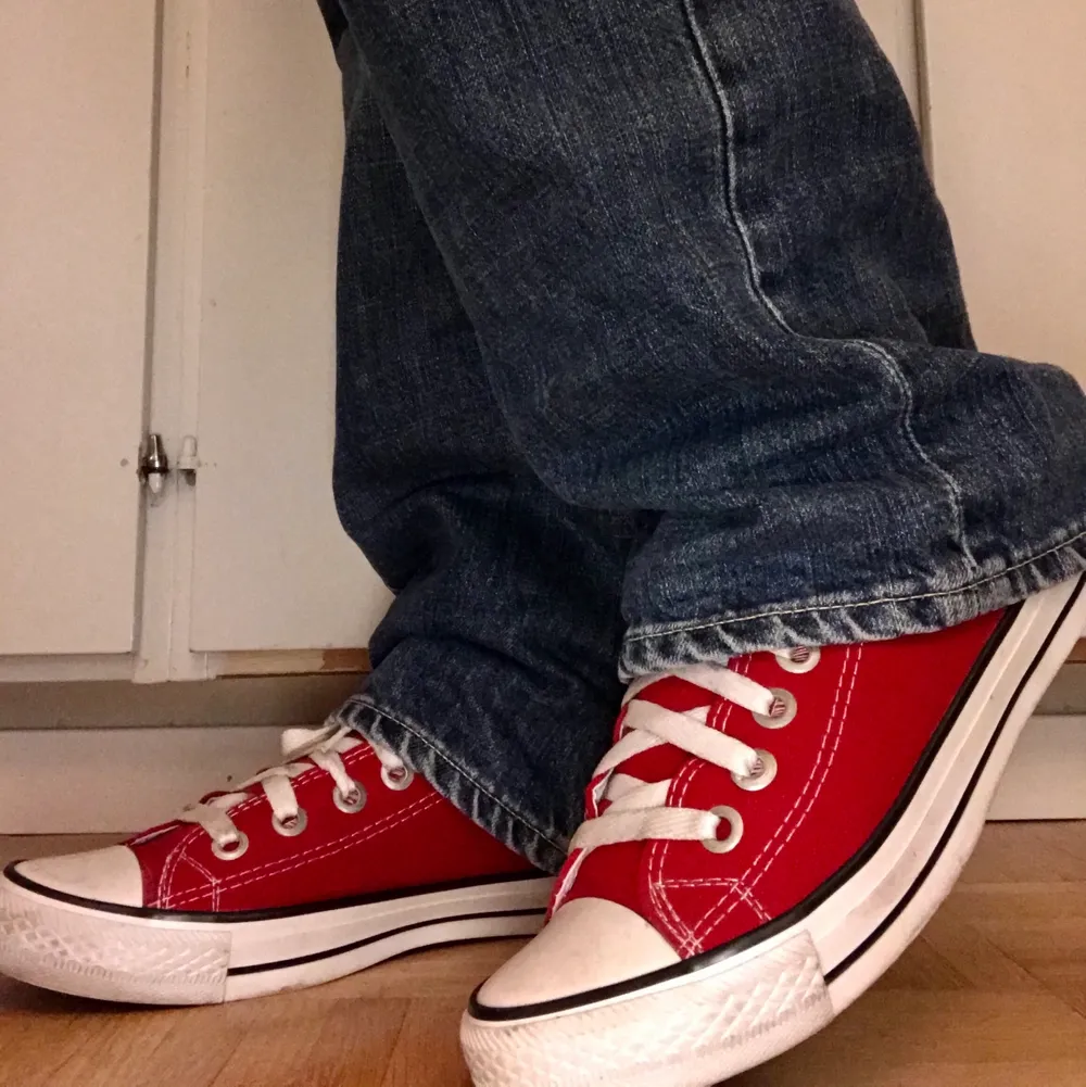 Såå snygga röda converse som tyvärr var lite för små för mig🥺❤️ Står storlek 40 men från mig som vanligtvis brukar ha det skulle jag mera säga att de är storlek 39! Lite smutsiga från endast ett fåtal användningar men går säkert att tvätta bort🥰. Skor.