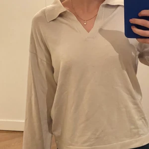 Fin stickad tröja från NA-KD  - Mysigt stickad tröja från NA-KD i storlek S. Tröjan är endast använd en gång så därför i jättebra skick. Säljer då den tyvärr inte kommer till användning. Perfekt nu till hösten i så fin beige färg! Skriv om du vill ha fler bilder eller har några frågor💕 köparen står för frakt!