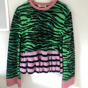 HmXkenzo sweatshirt  - Sjukt cool tröja från Hm kollektion med Kenzo, köptes second hand i Malmö för något år sen men i princip aldrig använd, så säljer därför vidare den! 💚