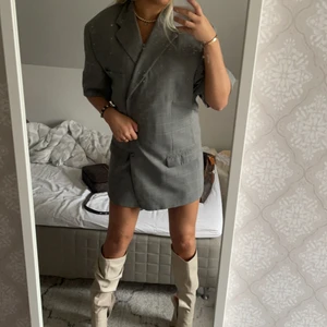 Kavaj  - Snyggaste kavajen ever, från gina (limited edition collektion) aldrig använd. Säljer då den är lite lite stor för mig. As snyggt som overziced men kommer inte komma till användning för mig. Köpt för 699. As snyggt till ett par boots 