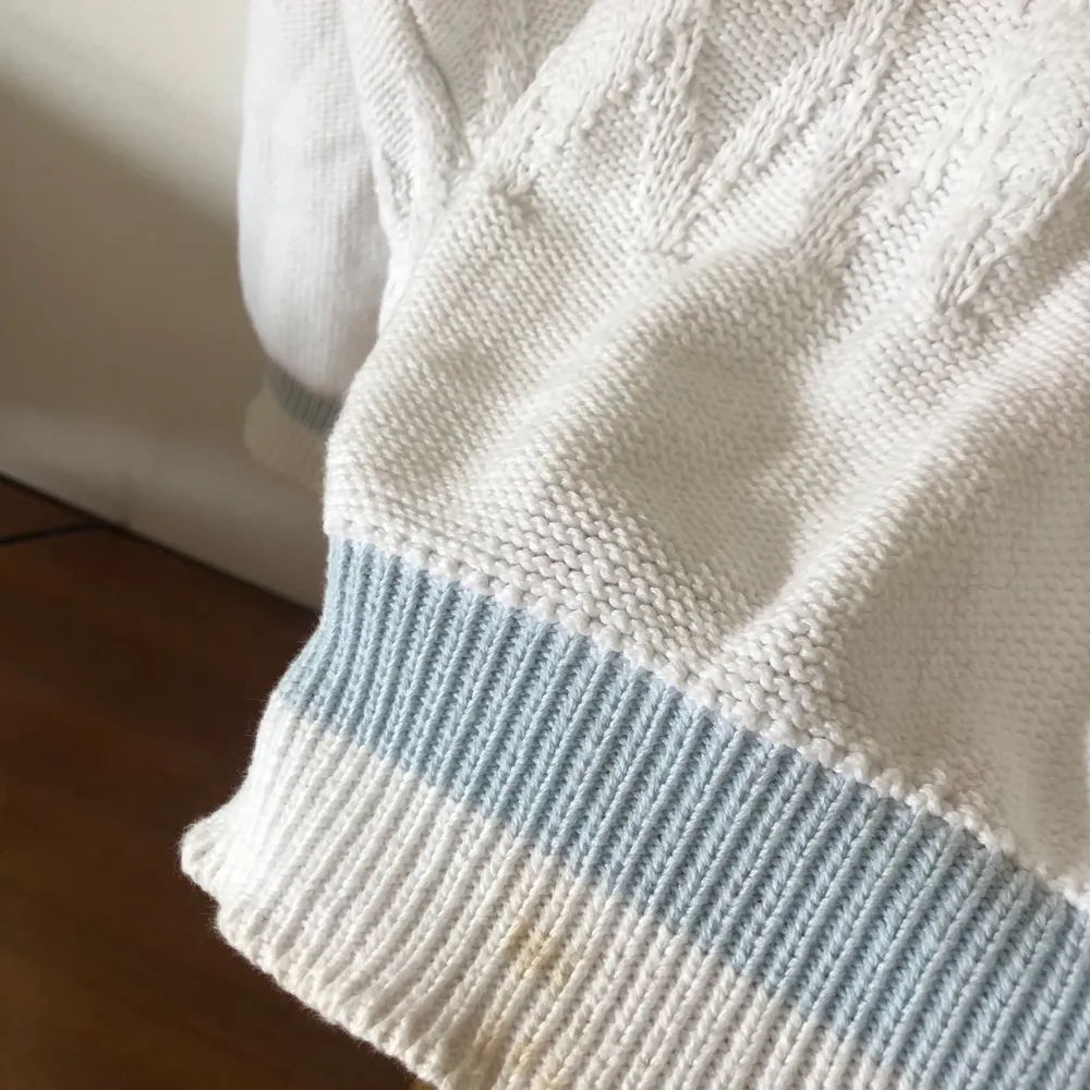En fin vit tröja med blåa detaljer från Humana. Används tyvärr inte så mycket som den borde. Den är i bra kvalitet men har en fläck längst ner på tröjan, Därför säljs den lite billigare!💙. Stickat.