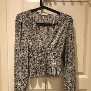 Topp från bershka - Säljer denna fina topp från bershka som är i storleken S