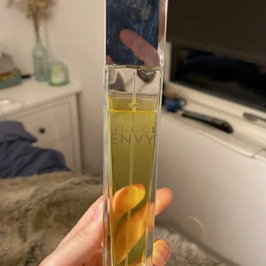 Gucci parfym - Äkta Gucci parfym (gucci envy) som sällan kommit till användning då lukten ej passar min egna kroppslukt! Ni ser hur mycket som finns kvar i flaskan, Hör gärna av er!💓💓