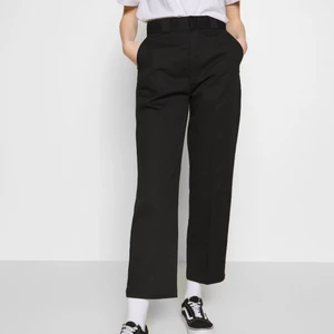 Dickies byxor  - (Första två bilderna lånade🤍)  Säljer Dickies byxor i storlek W24 (motsvarande xs/s). Köpta på Carlings förra året för 649:- Fortfarande i nyskick då dem inte kommit till så mycket användning sen jag köpte dem🤍 Eventuell budgivning om flera skulle vara intresserade!