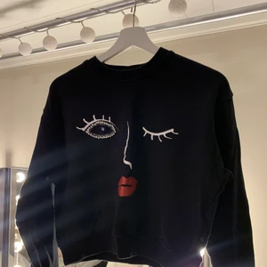 Sweatshirt / Tjocktröja  - Säljer nu denna coola tröjan från Bershka. Trycket framkommer inte så bra på bilderna men ögat består av paljetter och läpparna är glittriga. Köparen står för frakten