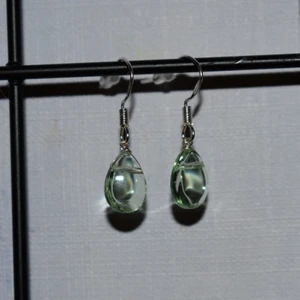 Gröna örhängen  - Handgjorda örhängen med gröna pärlor i form av droppar. De görs vid beställning och är därmed helt oanvända. Krokarna är gjord av äkta silver. Kolla gärna in min profil för fler handgjorda örhängen :)) 
