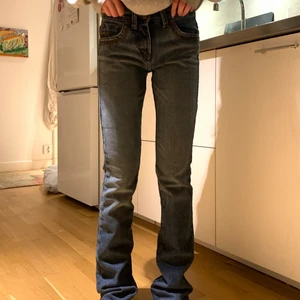 HELT NYA VINTAGE MORGAN JEANS  - HELT NYA Morgan De Toi Jens (vintage). Nypris 690kr. Har fler bilder, skriv till mig om du är intresserad så skickar jag. Det är en straight modell. Lådmijdad. Säljer då dom är för små för mig. Har två likadana byxor, ett par i storlek 38 och ett i 34. Skulle däremot säga att dom är mycket små i storlek. 