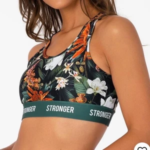 Stronger topp - Säljer min stronger tränings topp för 185kr plus frakt 24kr. Aldrig använd, ny skick! Lappen sitter fortfarande kvar! Köpt för 399kr