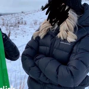 Dunjacka inför vintern  - Säljer min jätte snygga peak performance jacka, den är i pra skick har ett litet hål vid Axel som jag har sytt, syns knappt. Denna bilder är lånad men jackorna är ungefär likadana. Ny pris 4000kr säljer min för 1200kr, buda!💞