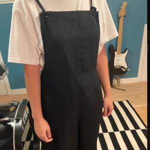 Hängselbyxor  - Svarta höngselbyxor i mjukt tyg från Monki. Långa i benen på en som är 158. Lite svåra att fota, så skriv för fler bilder! 