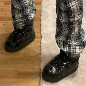 Moonboots - Säljer nu mina moonboots liknande skor ifrån ella cruz. Då jag har köpt ett par andra skor som jag anvönder mer. Storlek 40/41 men passar en 39 också💕👌🏼 om fler är intresserade blir det budgivning annars köp direkt för 500