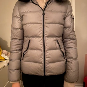 Moncler jacka  - Moncler dunjacka, storlek 2 skulle säga 36-38, storlek 16 år barn, passar större och mindre storlekar beroende på hur man vill att den ska sitta, Kvitto finns, knappt använd lite skrynklor kan synas på bilden då den inte är använd på ett tag men den är i extremt gott skick, köp direkt: 4500 kr eller bud, pris kan diskuteras, jackan säljs i befintligt skick.