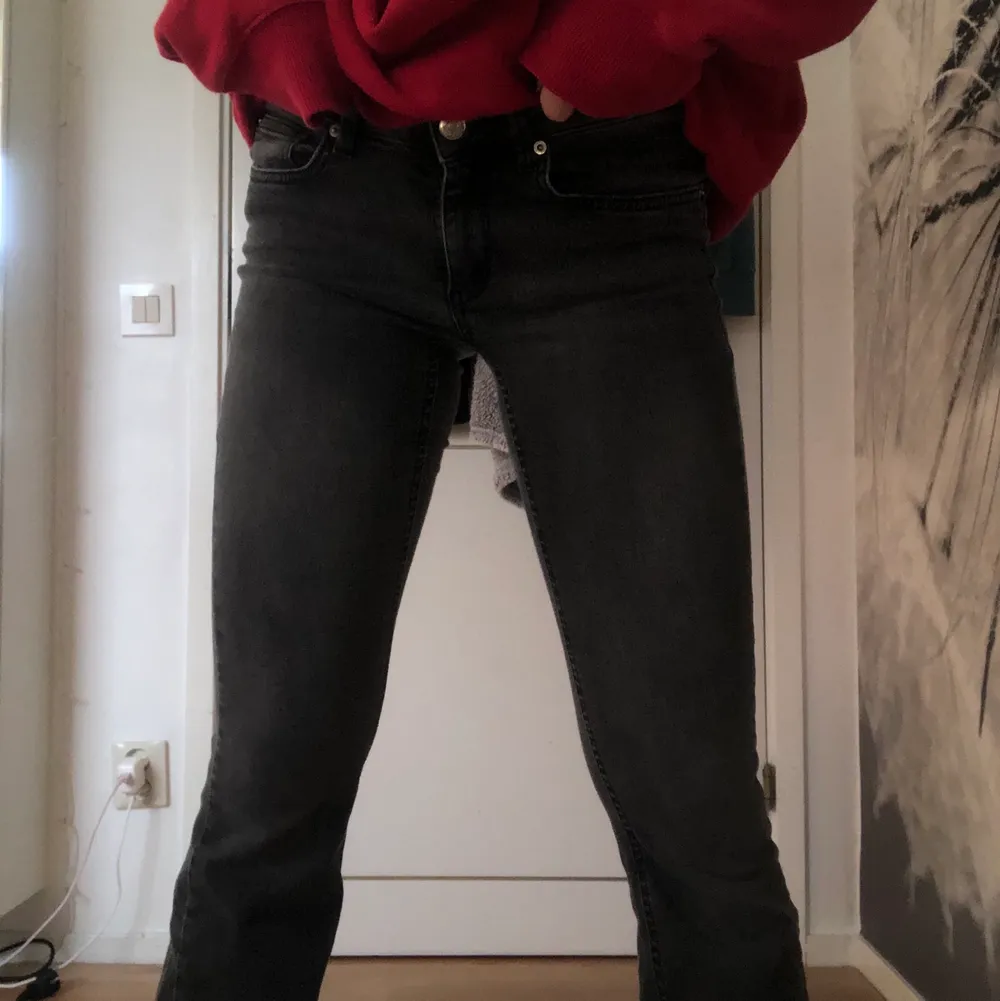 Gråa bootcut jeans från Gina som är i strl XS och är lågmidjade. Lite ljusare i verkligheten än vad som framkommer. 150kr + frakt✨💖 . Jeans & Byxor.