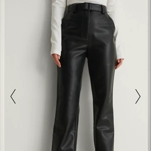 Pu Byxor NAKD - jättefina byxor från NAKD strl 34, helt oanvända och köpte de av en annan tjej säljer för de va för små tyvärr. Ni kan även skriva privat för fler bilder. Nypris 499 och köpte de för 290