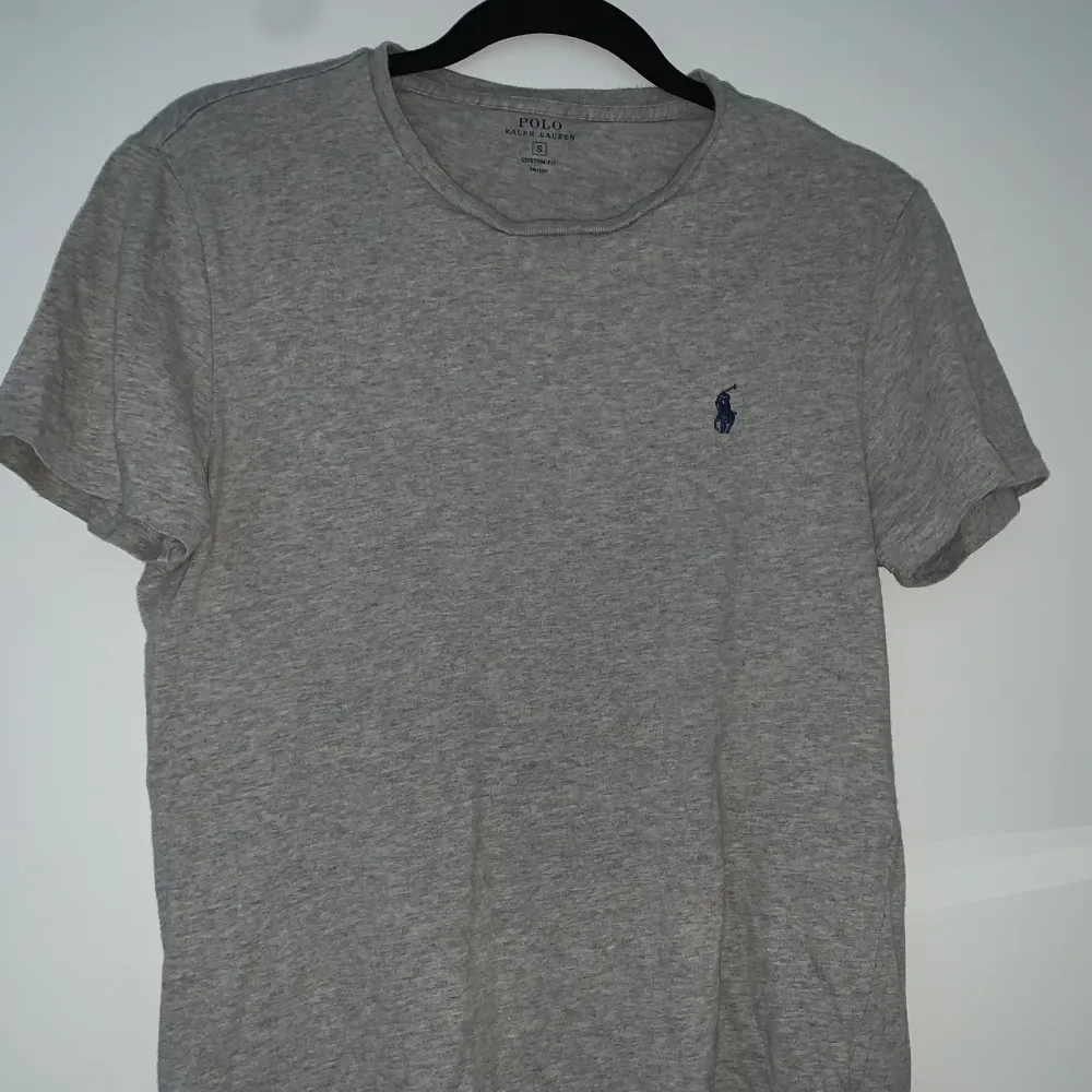 Säljer denna snygga Ralph Lauren t-shirten för 100kr i storlek S 🤍. T-shirts.