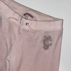 juicy couture velourbyxor - juicy couture lågmidjade smutsrosa velourbyxor. lite slitna därav det billiga priset. står storlek XL men passar M och mindre. 90kr+frakt❤️‍🩹❤️‍🩹 dm för mer frågor eller bilder!!<3