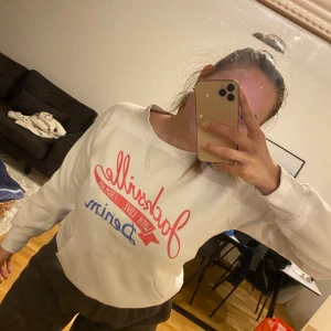 En vit sweatshirt 😊 - Köpte denna goding på en marknad för ett ex antal år sedan. 