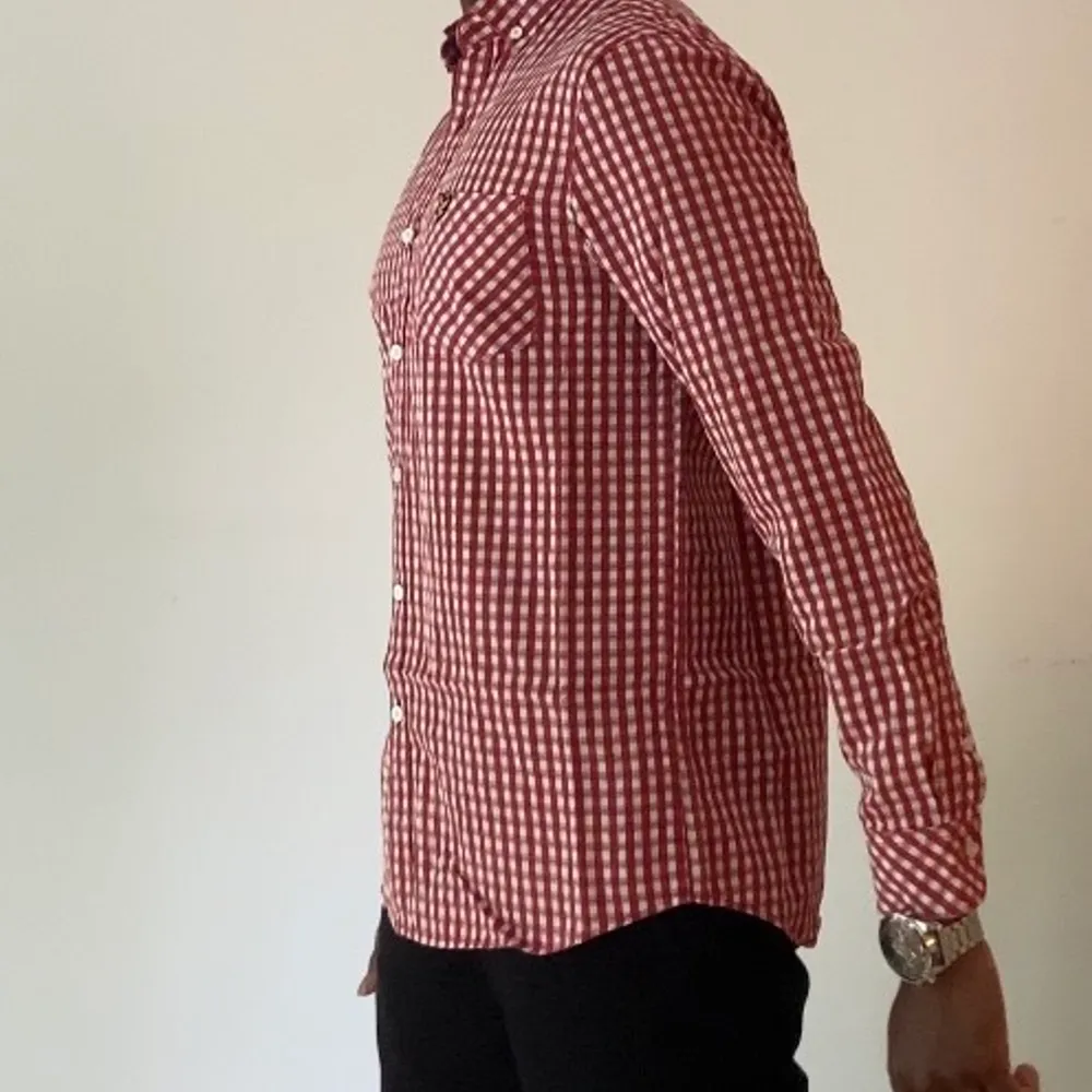 En röd och vit rutig skjorta från lyle&scott i strolek M. Skjortor.