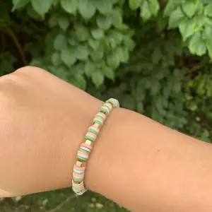 Superfint armband från mitt och min kompis eget företag (Wezztezz). Detta armbandet heter ”Forest” 💚🤪 kostar 50kr, och köpare står för frakt!! 💋 storleken är oklar men ni ser handelsdan på bilden⭐️