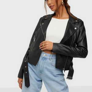 Skinnjacka - Oanvänd med lappar kvar, storlek 36. Ganska tunn i modellen