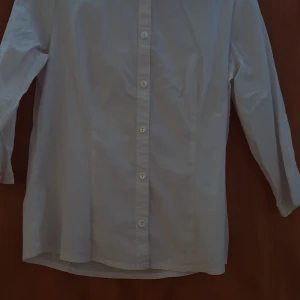 White shirt - Strechig sköta 