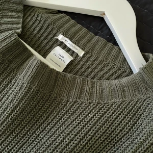 Stickad tröja  - Grön stickad tröja från zara. Stl 164 men passar både XS och S! Köpt för några år sedan men är i mycket fint skick! 