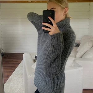 Stickad polo - Superfin mörkgrå stickad tröja, världens mysigaste nu på hösten!🍂 Fint skick, hör av dig vid frågor eller funderingar så svarar jag så fort jag kan!💓