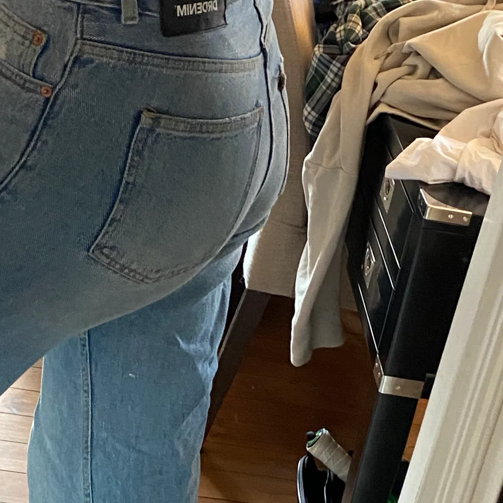 Säljer nu dessa snygga mid-rise jeans från Dr.Denim då de enligt mig blivit för korta på mig som är 180. Är i strl 27/32 och är i bra skick! 💖 köpare står för frakten. Jeans & Byxor.