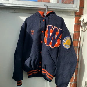 !!!Intressekoll!!! Varsity jacka - Tänkte kika ev intresse för denna feta varsity jacka från USA, Säljer ev vid bra pris🌹 Perfekt till hösten! (luvan går att stänga). Kan skicka mer bilder vid intresse🌞 Buda! OBS- Rensar garderoben så finns mer kläder på min sida-✨