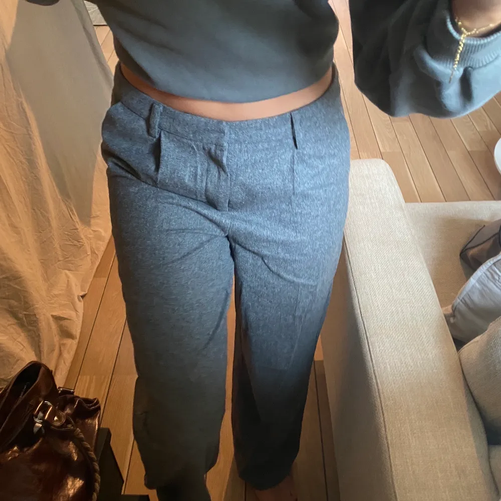 Hejhej! Säljer ett par gråa kostymbyxor från nakd. Stl 36. Dom är i ett annorlunda mjukmatrial. Jätte fint!! Jätte fin passform, raka/lose fit men som samtidigt sitter fint i midjan😍. Jeans & Byxor.