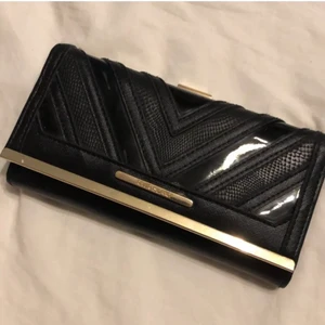 Stor plånbok - Stor svart plånbok från river island. Många kortfack. Lite slitage (se bild) Bjuder på frakten