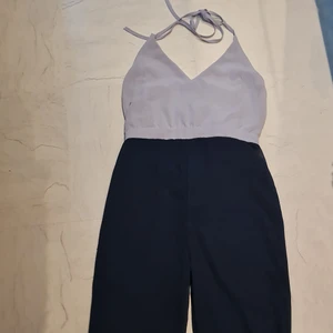 Byxdrese - Byxdress som man knyter i halsen. Endast provad.