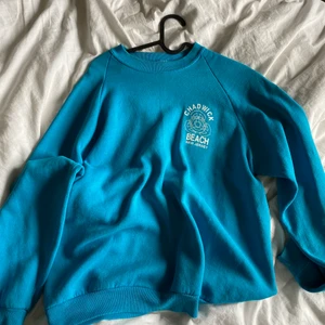 Sweatshirt - Sweatshirt köpt från go vintage. Tröjan är i Storlek L men skulle nog säga att den sitter som en storlek Small/ medium. Bild 2 ser du en fläck som inte går bort i tvätten men man ser den inte när man bär tröjan. 
