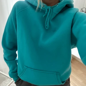 Supermysig blå hoodie  - Säljer min fina blåa hoodie som endast är använd fåtal gånger. Storlek S men stor i storleken så passar nog en M också. Mysigt material på insidan och en mysig luva✨ köpt från bikbok🤠 köparen står för frakt och betalning via swish