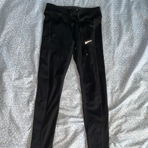 Nike träningstights XS - Svarta hellånga träningstights från Nike i storlek XS, knappt använda. 