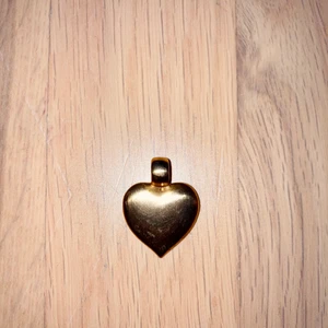Berlock - En guldfärgad berlock i form av ett hjärta, cirka 3 cm stor. För mer information eller frågor, kontakta gärna mig! Köparen står för frakten 💛