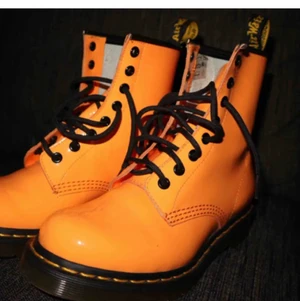 Orangea Dr martens 1460 - Orangea Dr martens 1460 använda 1 gång. Säljer för att de aldrig används