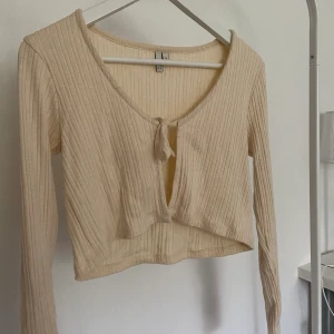 Beige tröja från Nelly - Säljer min fina tröja från Nelly då den inte används så mycket och tror att den passar bättre på någon annan💫