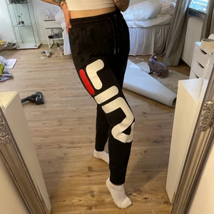Fila mjukisbyxor  - Super mysig mjukisbyxor från märket Fila. Storlek M. Köpare står för frakt. Jag föredrar att skicka spårbart frakt men det kan absolut ordnas för billigare pris. Samfraktar gärna! Skicka meddelande vid frågor eller fler bilder. Jag ansvarar inte för postens slarv 🛍