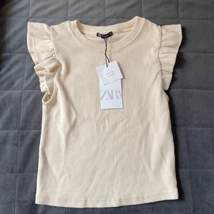 Zara topp, oanvänd  - Så fin topp ifrån Zara, storlek S. Säljer den då den inte kommit till användning! 90+frakt. Om fler blir intresserade blir det budgivning💛🌟⚡️💫 Bara hör av er om ni har några frågor!!