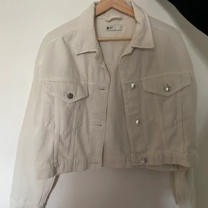 Jeansjacka, Strl M - Jeansjacka från Gina, aldrig använt den då jag köpt fel storlek. Nypris 400kr 