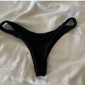 Bikini underdel - Nu säljer jag min fina svarta spring bikini underdel!den är från hm och helt oanvänd. (Bar testat en gång då den va förliten)! Tjock material och super skönt. Skriv till mej privat om ni vill ha flera bilder! Fixar direkt. Frakten kommer va 30kr och säljer för 50kr!! Har tyvärr ingen bild på men den sitter jätte fin verkligen (finns ej på hemsidan längre) pris kan diskuteras vid snabbt köp! Stl s mem passar mej även som har xs