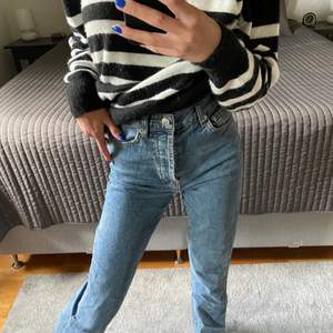 Jättesnygga jeans från NA-KD i storlek 32. Mycket bra skick, sällan använda. En blandning av mom-jeans och dad/boyfriend-jeans, supersnygga! Frakt tillkommer. 