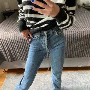 Blå jeans från NA-KD strl 32 - Jättesnygga jeans från NA-KD i storlek 32. Mycket bra skick, sällan använda. En blandning av mom-jeans och dad/boyfriend-jeans, supersnygga! Frakt tillkommer. 