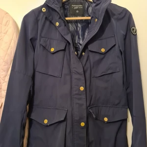 Jacka peak performance, mörkblå - Fin jacka från peak performance i mörkblått.